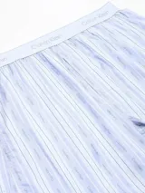 Bóxer suelto de popelina de algodón a rayas verticales celestes y blancas, con cintura elástica celeste con logo Calvin Klein.