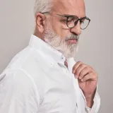 Camisa de vestir celeste a rayas verticales blancas, de corte clásico, con cuello abotonado y manga larga.