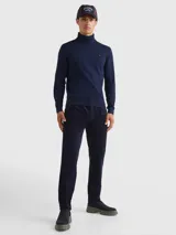 Suéter de cuello tortuga color azul marino, de corte regular, confeccionado en una mezcla de algodón Pima y cachemira. Presenta cuello, puños y bajo de punto canalé y un pequeño logo bordado en el pecho.