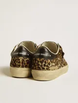 Zapatillas Golden Goose modelo Soul Star con estampado animal print de leopardo, detalles en cuero marrón y suela color crema.