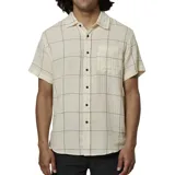 Camisa de manga corta color beige con estampado a cuadros negros, cuello clásico y bolsillo en el pecho.