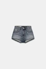 Shorts de denim tiro alto con diseño curved, trabillas y cinco bolsillos. Cierre frontal con cremallera y botón metálico.