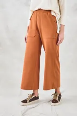 Pantalón color ladrillo de corte ancho, con cintura elastizada y bolsillos laterales.