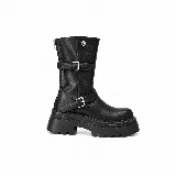 Bota biker de caña media color negro, con doble hebilla metálica, suela chunky track y cierre en la parte trasera.