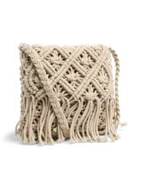 Bandolera beige de crochet con solapa, flecos en la parte inferior y correa trenzada.