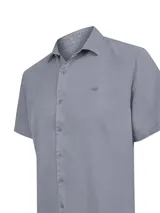 Camisa de manga corta color gris, de corte clásico con cuello camisero, cierre frontal de botones y bordado pequeño de un pato en el pecho.