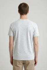 Remera básica de manga corta y cuello redondo, de corte recto y color blanco.