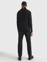 Sweater de cuello tortuga Tommy Hilfiger confeccionado en mezcla de algodón Pima y cachemira. Presenta un diseño de corte regular con cuello, puños y bajo de punto canalé, y el logo de la marca bordado en el pecho.