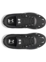 Championes Under Armour Tech Runner de color negro con suela blanca y detalles en gris. Presentan una parte superior de malla transpirable con superposiciones de cuero y gamuza, entresuela de EVA acolchada y el logotipo de la marca en el lateral.
