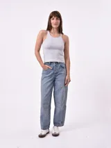 Musculosa blanca con rayas horizontales finas color amarillo pálido.