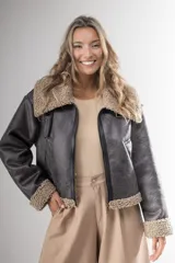 Campera marrón con cuello y puños de piel sintética color beige.