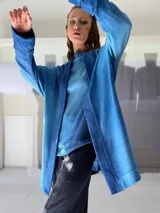 Cardigan oversize tejido en lana merino teñida artesanalmente, con puños y cuello en fieltro de lana merino.