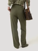 Pantalón de lino orgánico y viscosa color verde militar, de corte recto y tiro alto. Presenta pinzas en la parte delantera y detalle de botón en el lateral.