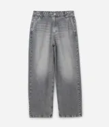 Pantalon baggy de jean gris con efecto deslavado, tiro medio, cierre con boton y cremallera, trabillas para cinturon y bolsillos delanteros y traseros.
