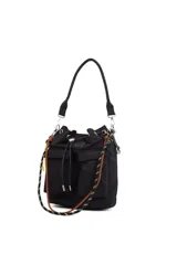 Cartera tipo bucket bag de Las Oreiro en color negro, confeccionada en material sintético. Presenta un diseño con cordón ajustable, bolsillos frontales con solapa y una correa de hombro fija, complementada con una correa larga adicional de estilo cuerda trenzada multicolor.