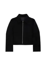 Campera corta negra con cierre frontal metálico, cuello camisero y mangas largas.