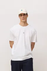 Remera de manga corta color blanco, con cuello redondo y pequeño logo bordado en forma de cruz en el centro del pecho.