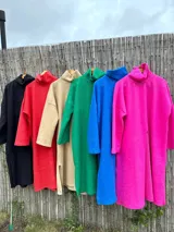 Maxi polerón de cuello alto con tajo lateral.