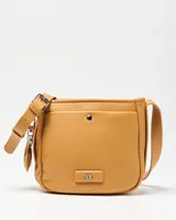 Bandolera de símil cuero color habano, con bolsillo frontal con broche a presión, correa ajustable y logo de la marca en placa metálica.