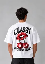 Remera boxy blanca de manga corta, con estampa frontal en relieve con la inscripción "NOBASIC" y detalle de cerezas con labios.