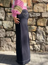 Jean azul oscuro de corte wide leg, tiro alto y diseño holgado, con costuras pespuntadas en hilo contrastante.