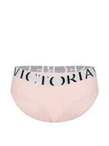 Panty hipster de tiro bajo color rosado, confeccionado en microfibra con cintura elástica blanca y el logotipo de la marca impreso en negro.