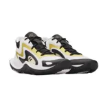 Championes de básquetbol Under Armour modelo Jet 25, con diseño de corte medio en colores blanco, negro y amarillo. Presentan una estructura robusta con refuerzos laterales y suela de goma con patrón de tracción multidireccional.
