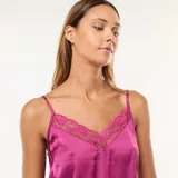 Conjunto de pijama de dos piezas color fucsia, compuesto por un top de tirantes con encaje en el escote y un pantalón largo con estampado geométrico.