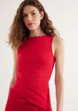 Top rojo sin mangas confeccionado en tejido de punto, con cuello redondo alto y diseño ajustado con detalles de pliegues asimétricos en el lateral.