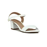 Sandalia de mujer color blanco, con taco ancho y bajo, tira ancha en la parte delantera del pie y tira fina ajustable con hebilla en el tobillo.