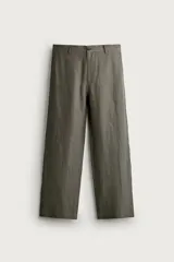 Pantalón straight fit color verde militar, confeccionado en lino, con cintura con trabillas, cierre frontal con cremallera y botón, y bolsillos laterales.