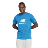 Remera de manga corta New Balance, color azul, con cuello redondo acanalado y logo de la marca estampado en blanco en el centro del pecho.