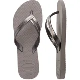 Sandalias de dedo Havaianas modelo Elegance, color gris con tiras finas metálicas y detalle grabado de la marca.