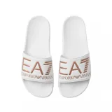 Ojotas EA7 Emporio Armani con base negra y banda superior blanca que presenta el logo de la marca en color negro.