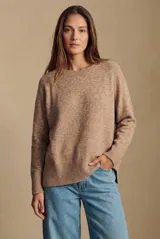Sweater de tejido de punto color bordó, con cuello redondo, mangas largas y puños acanalados. Presenta un diseño de corte recto y textura suave.