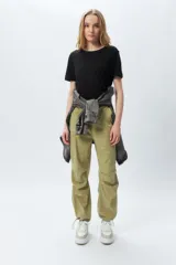 Remera de algodón de manga corta con cuello redondo, diseño básico y corte clásico.