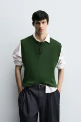 Chaleco de punto color verde oscuro, corte relajado (relaxed fit), con cuello redondo y sisas terminadas en rib.