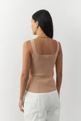 Top negro sin mangas de escote cuadrado y textura acanalada.