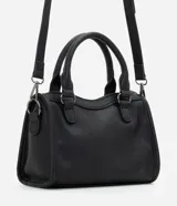 Cartera satchel Satinato de color negro, confeccionada en poliuretano. Cuenta con asas de mano fijas, correa larga removible, bolsillos frontales con cierre, tachas metálicas decorativas y tiras colgantes.