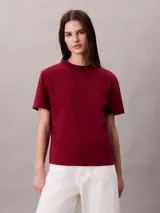 Remera Calvin Klein de manga corta y corte regular, color bordó, confeccionada en algodón interlock con cuello redondo y emblema geométrico bordado en el pecho.