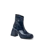 Botas cortas negras de cuero vacuno con textura tipo cocodrilo. Taco de madera forrado en cuero de 8cm, entre suela de goma de 2cm forrada en cuero, inclinación de horma de 6cm y caña de 15cm. Cierre YKK del lado interno y horma de punta cuadrada.