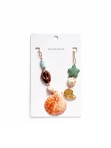 Collar de diseño artesanal con temática marina, compuesto por una cadena de eslabones dorados y diversos dijes: una figura de pez celeste, una semilla marrón, una estrella de mar verde texturizada, caracoles naturales y un dije metálico dorado en forma de caracol. El dije central es una concha marina grande de tonos anaranjados.