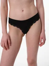 Bombacha tipo colaless de tela punto rib con textura acanalada, cintura con bies elástico y bordes de pierna con detalle de puntilla.