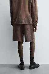 Bermuda estilo jogger de calce relajado, color marrón con efecto tie-dye. Posee cintura elástica ajustable con cordón y bolsillos delanteros y traseros de vivo.