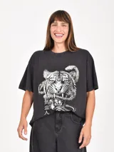 Remera gris oscuro con efecto acid wash, de corte holgado y estampado frontal de un tigre con una serpiente en blanco y negro, y caracteres japoneses.
