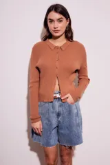 Cardigan marrón de punto acanalado con cuello polo, manga larga y cierre frontal con botones.