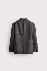Blazer regular fit de Zara, confeccionada en tejido con mezcla de lana y lino en color gris oscuro con efecto jaspeado. Presenta cuello con solapas de muesca, manga larga con botones en los puños y un cierre frontal de un botón. Incluye bolsillos con solapa en la cadera, un bolsillo de vivo en el pecho y aberturas en la parte trasera.