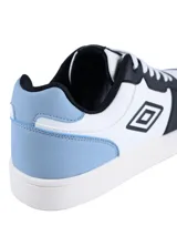 Championes urbanos Umbro modelo Milo, color negro con logo de la marca en gris en el lateral. Presentan un diseño clásico con cordones y suela de goma al tono.