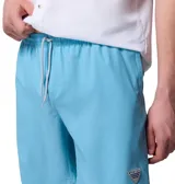 Short de baño color celeste, con cintura elástica y cordón ajustable. Cuenta con calzoncillos interiores de malla, bolsillos laterales y un bolsillo trasero con cierre de seguridad. Incorpora tecnologías de protección solar y repelencia a líquidos.