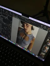 Musculosa beige de lycra y scuba, con escote abierto y cuello con cordones para atar.